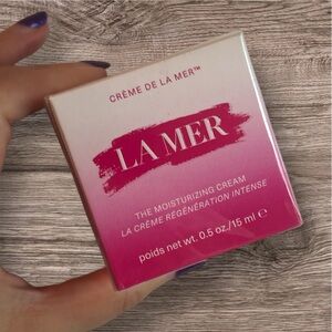 La Mer Skincare Box in Vibrant Pink